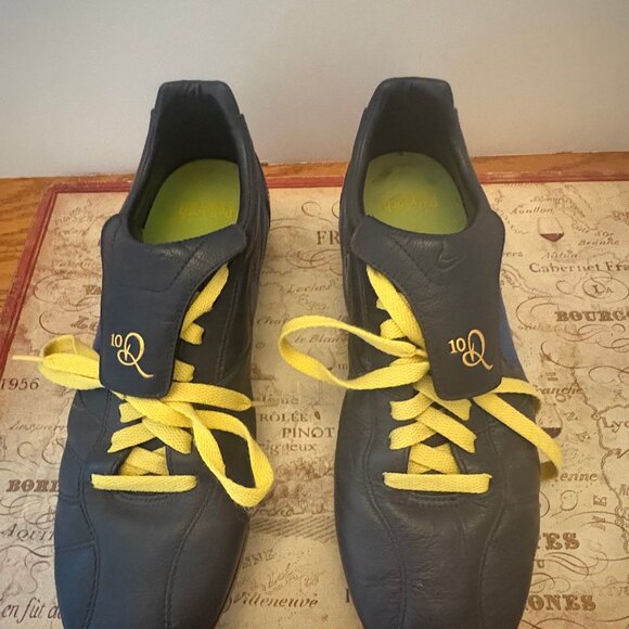 Nike Tiempo Ronaldinho 10R Soccer Cleats – Size 8 · Like New - Picture 1 of 3